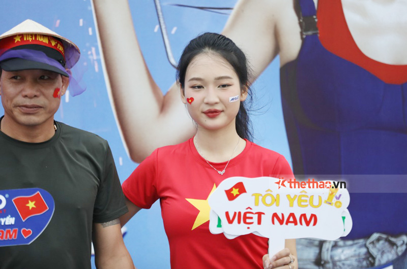 Chùm ảnh: Cổ động viên Việt Nam nhuộm đỏ Mỹ Đình  - Ảnh 5