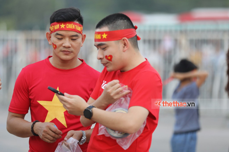 Chùm ảnh: Cổ động viên Việt Nam nhuộm đỏ Mỹ Đình  - Ảnh 7