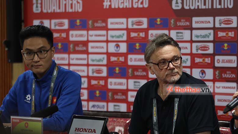 HLV Troussier lảng tránh chuyện từ chức sau trận thua Indonesia - Ảnh 1