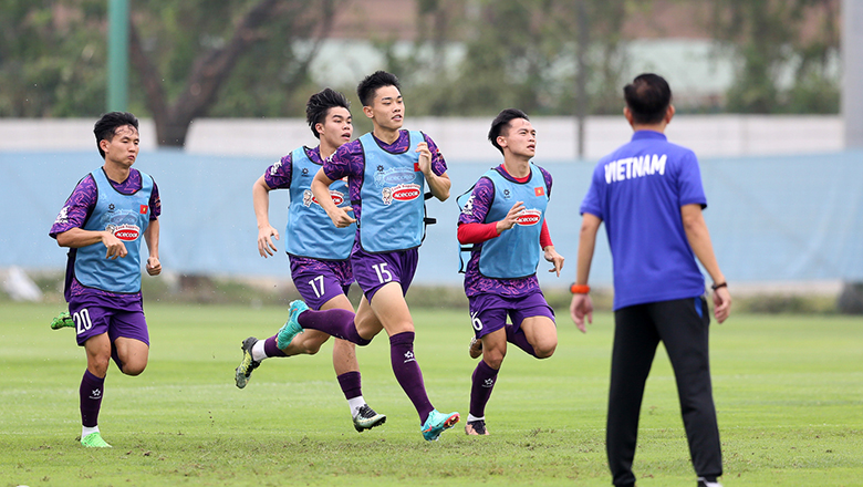U23 Việt Nam tập buổi đầu tiên, chuẩn bị cho VCK U23 châu Á 2024 - Ảnh 1
