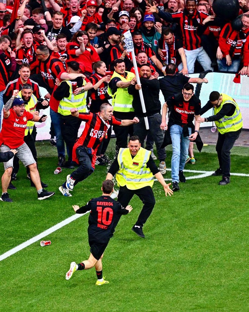 Biển người ăn mừng Bayer Leverkusen vô địch Bundesliga 2023/24 - Ảnh 1