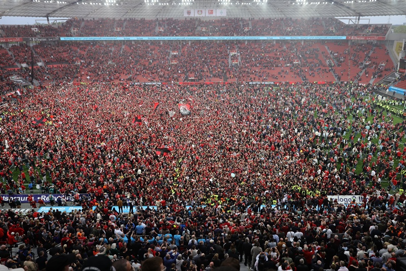 Biển người ăn mừng Bayer Leverkusen vô địch Bundesliga 2023/24 - Ảnh 7