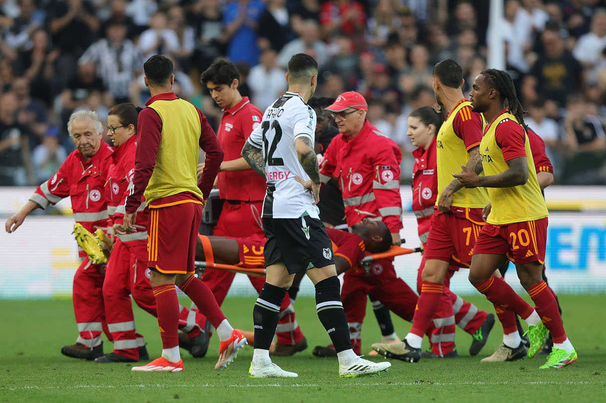 Trung vệ AS Roma đổ gục xuống sân khiến trận đấu bị hủy - Ảnh 1