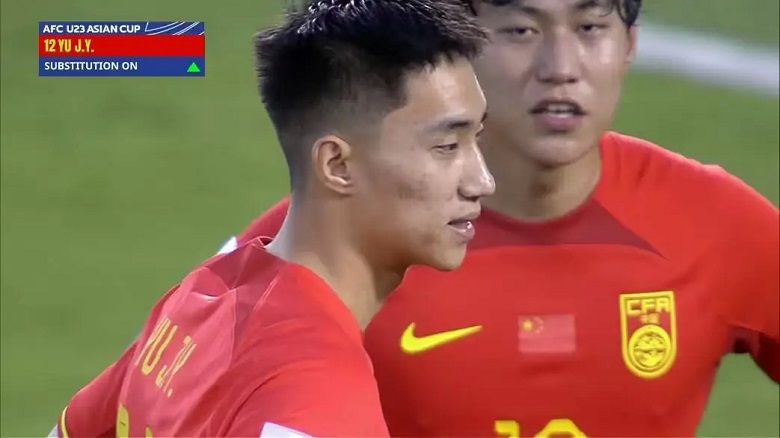U23 Trung Quốc tung thủ môn cao hơn 2m vào đá tiền đạo - Ảnh 1