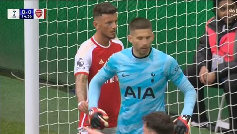 Ben White tháo găng tay thủ môn Tottenham trong bàn thắng của Arsenal - Ảnh 1