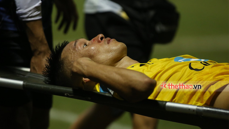 Cầu thủ CLB Thanh Hóa bị thủ môn tuyển Việt Nam thúc đầu gối vào đầu, phải nhập viện khẩn cấp - Ảnh 1