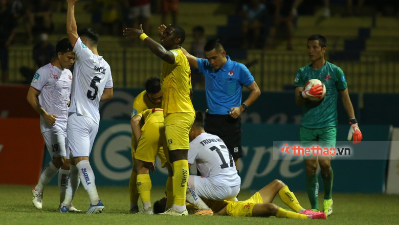 Cầu thủ CLB Thanh Hóa bị thủ môn tuyển Việt Nam thúc đầu gối vào đầu, phải nhập viện khẩn cấp - Ảnh 2