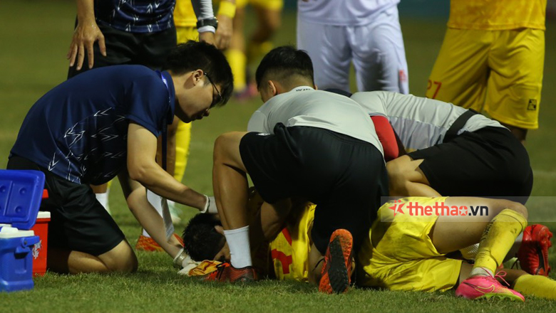 Cầu thủ CLB Thanh Hóa bị thủ môn tuyển Việt Nam thúc đầu gối vào đầu, phải nhập viện khẩn cấp - Ảnh 3