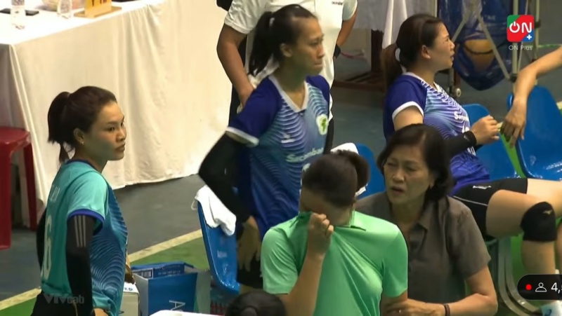Cô trò bóng chuyền nữ TP. Hồ Chí Minh bật khóc, bỏ sân thi đấu ở giải hạng A quốc gia 2024 - Ảnh 1
