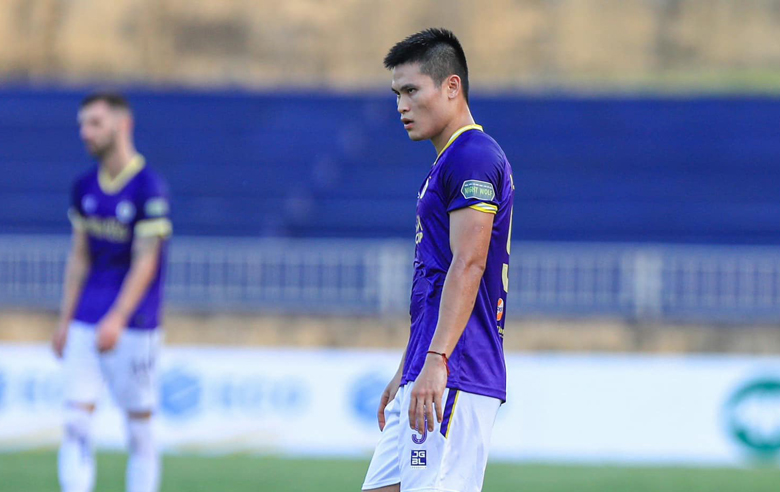 HLV Hà Nội FC đổ lỗi cho thời tiết, bất bình vì trận đấu bị đổi giờ - Ảnh 1