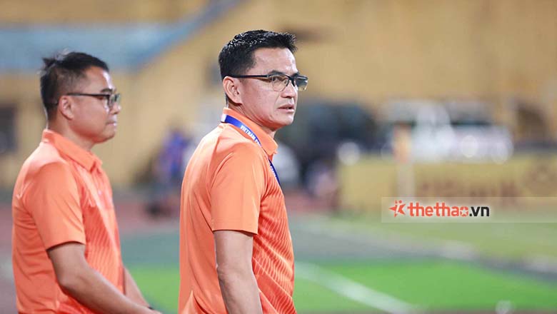 HLV Kiatisuk lý giải việc tung hậu vệ vào sân khi đang thua ở trận CAHN gặp Nam Định - Ảnh 1