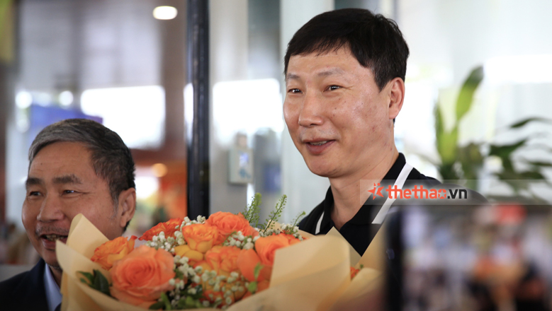 HLV Kim Sang Sik đặt chân tới Hà Nội, chính thức mở ra 'kỷ nguyên' mới ở ĐT Việt Nam - Ảnh 2