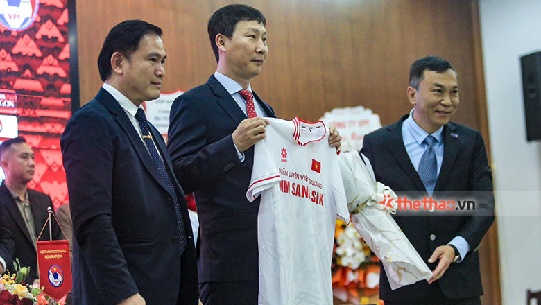 HLV Kim Sang Sik hé lộ cái duyên với bóng đá Việt Nam: Từng đối đầu Bình Dương, HAGL ở cúp châu Á - Ảnh 1