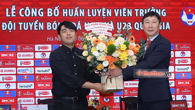 HLV Park Hang Seo tặng hoa chúc mừng ông Kim Sang Sik - Ảnh 1