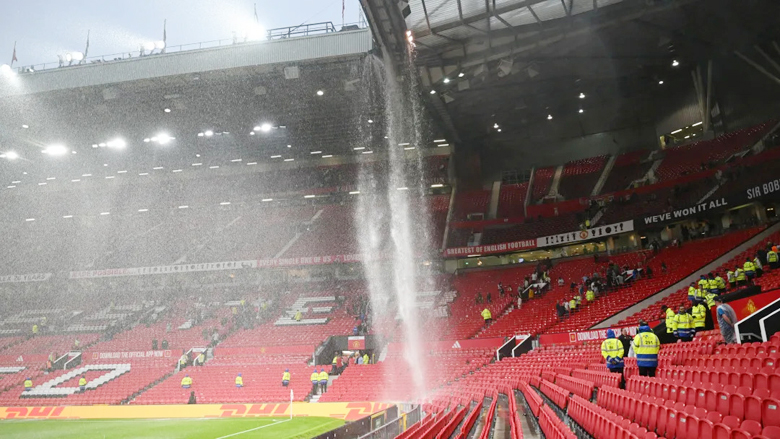Sân Old Trafford bị dột, nước chảy thành thác trong đêm lập kỷ lục buồn của MU - Ảnh 1