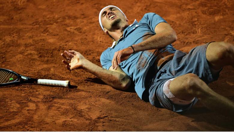 Zverev ngã đau ở tứ kết Rome Masters 2024, khiến CĐV lo sốt vó - Ảnh 1