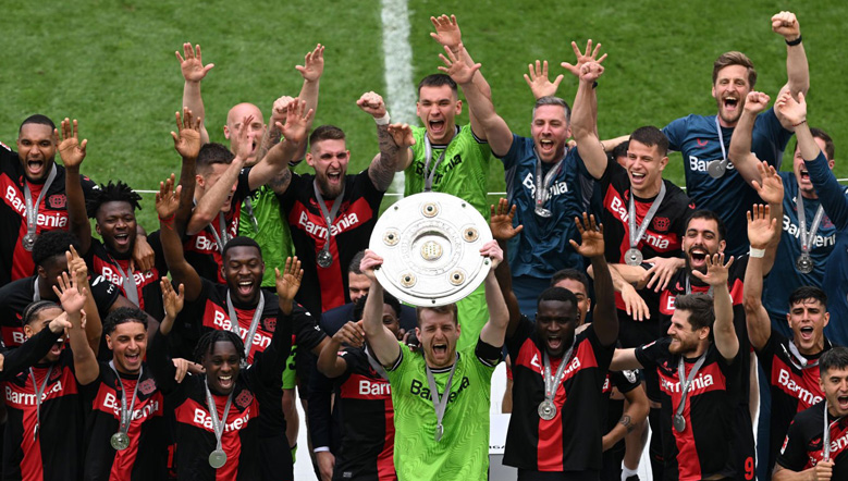 Bayer Leverkusen hoàn tất mùa giải Bundesliga bất bại, nâng Đĩa bạc trên sân nhà - Ảnh 1
