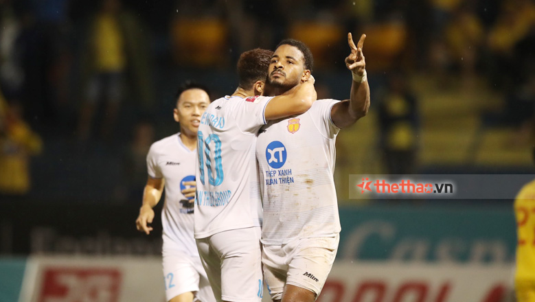 Rafaelson ghi 5 bàn siêu hạng, Nam Định thắng ngược ngoạn mục trên sân Thanh Hóa - Ảnh 1