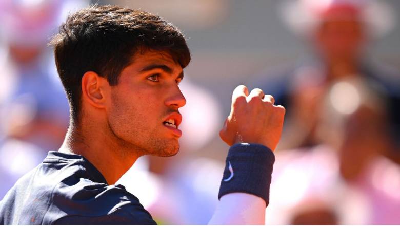 Alcaraz đánh bại số 1 thế giới Sinner ở trận ‘chung kết sớm’ Roland Garros 2024 - Ảnh 1