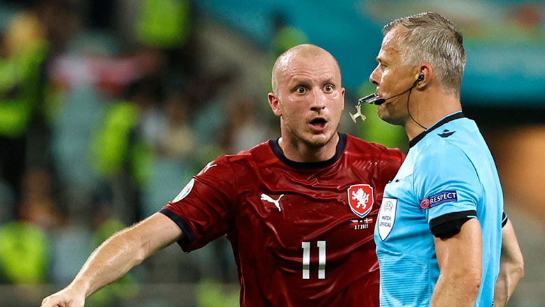 Cầu thủ không được giao tiếp với trọng tài ở EURO 2024 - Ảnh 1