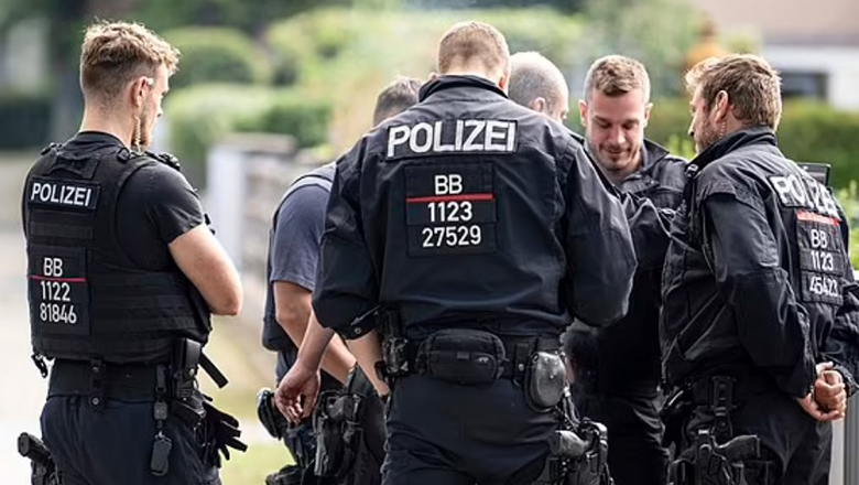 Cảnh sát Đức khuyến khích CĐV Anh… hút cần thay vì uống bia ở EURO 2024 - Ảnh 2
