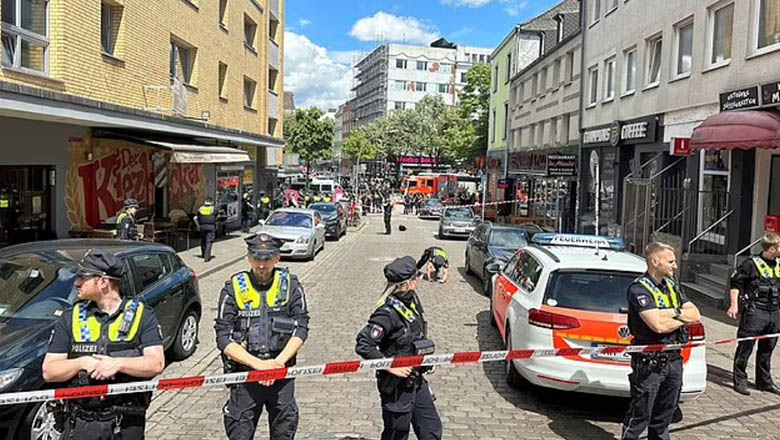 Cảnh sát  Đức bắn hạ kẻ cầm rìu và bom xăng trong nhóm cổ động viên Hà Lan - Ảnh 1