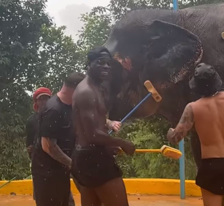 Balotelli đến Thái Lan tập Muay, tắm cho voi - Ảnh 2