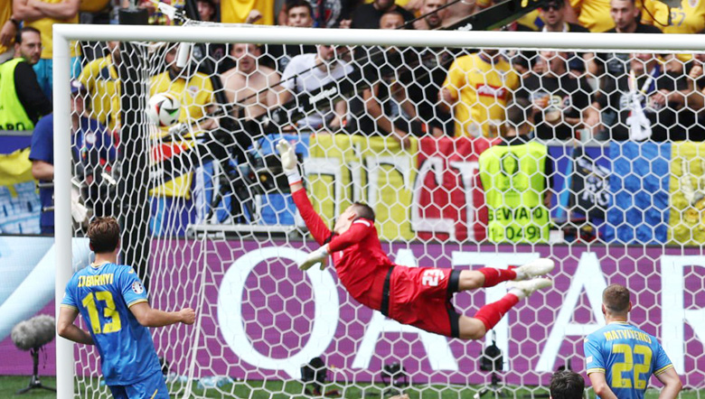 Thủ môn Ukraine chuyền bóng vào chân đối thủ, mở ra siêu phẩm cho Romania - Ảnh 1
