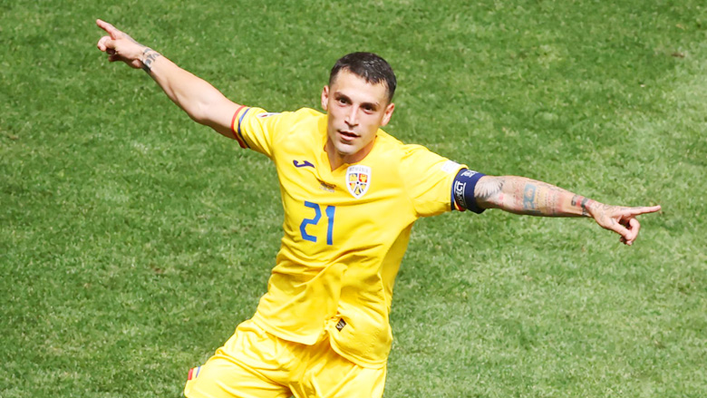 Thủ môn Ukraine chuyền bóng vào chân đối thủ, mở ra siêu phẩm cho Romania - Ảnh 2