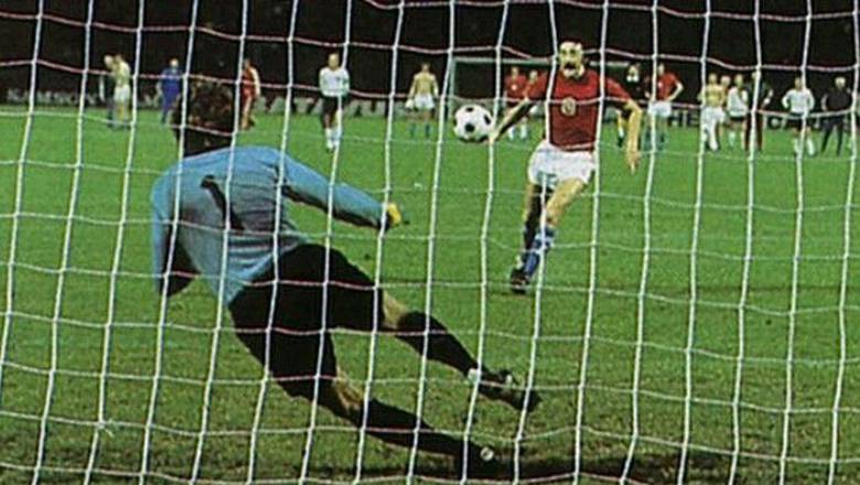 10 khoảnh khắc kinh điển trong lịch sử EURO: Cú đá Panelka được khai sinh, Italia vô địch kiểu 'đỏ đen' - Ảnh 1