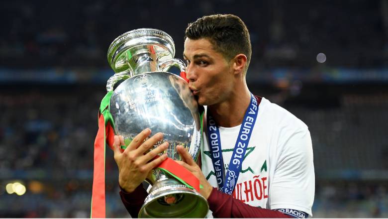 10 khoảnh khắc kinh điển trong lịch sử EURO (P2): Chàng trai mặt đỏ Arshavin hủy diệt Hà Lan, Ronaldo lên đỉnh châu Âu - Ảnh 1
