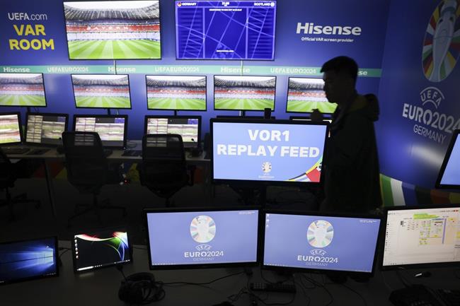 Các trọng tài được UEFA trả bao nhiêu cho một trận cầm còi tại EURO 2024? - Ảnh 2