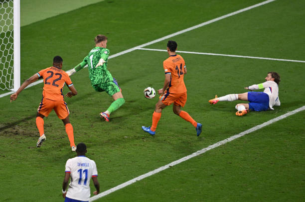 Thủ môn Hà Lan giúp đội nhà cầm hòa Pháp, lập kỷ lục EURO - Ảnh 2
