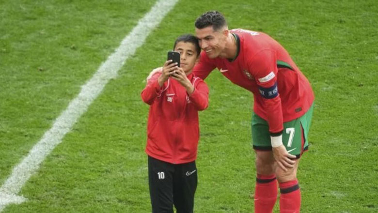 CĐV tràn vào sân tới 6 lần để xin chụp ảnh với Ronaldo giữa trận đấu ở EURO 2024 - Ảnh 2