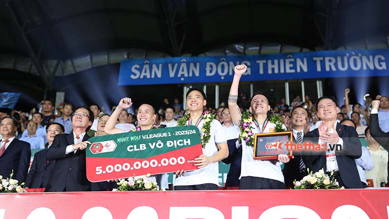 HLV Vũ Hồng Việt, Văn Toàn rạng rỡ trong lần đầu tiên vô địch V.League - Ảnh 1