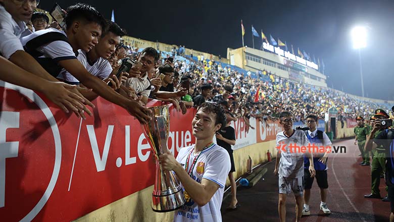 HLV Vũ Hồng Việt, Văn Toàn rạng rỡ trong lần đầu tiên vô địch V.League - Ảnh 10