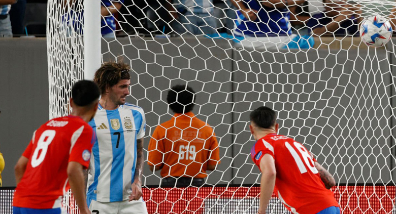 Kết quả bóng đá Chile vs Argentina: Bàn thắng phút chót, 'tót' vào vòng trong - Ảnh 2