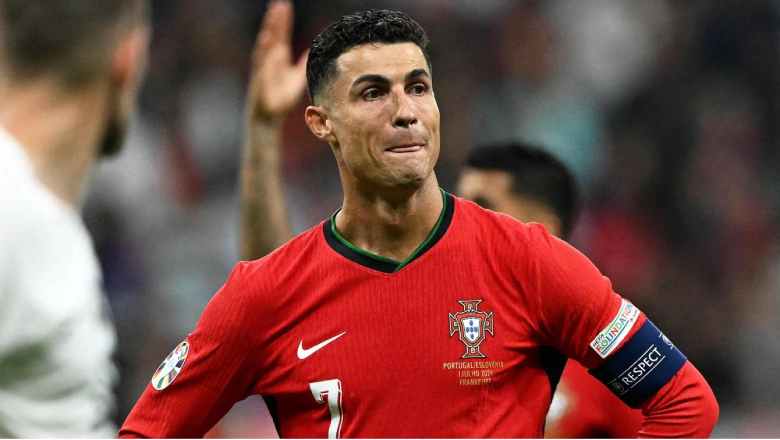 Ronaldo và kỳ EURO ác mộng: Penalty còn trượt, anh giải nghệ được rồi! - Ảnh 2