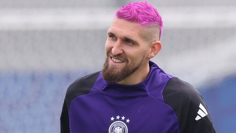 Tuyển thủ Đức nhuộm tóc hồng, tự biến mình thành 'tắc kè hoa' tại EURO 2024 - Ảnh 1