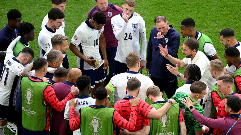 ĐT Anh lủi thủi về nhà bằng chuyên cơ, 'trốn' người hâm mộ hậu EURO 2024 - Ảnh 1