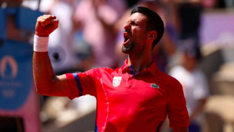 Djokovic đánh bại Tsitsipas dù chấn thương, vào bán kết Olympic Paris 2024 - Ảnh 1