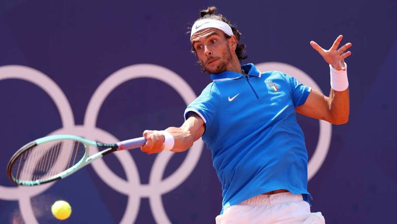 Djokovic đánh bại Tsitsipas dù chấn thương, vào bán kết Olympic Paris 2024 - Ảnh 2