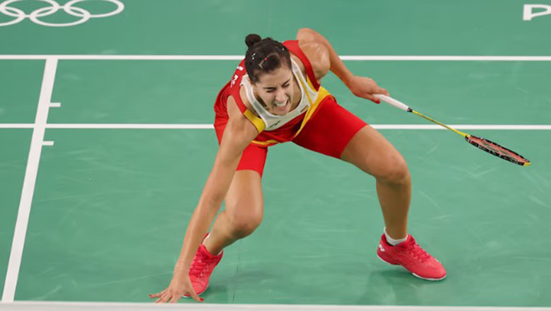 Carolina Marin khóc nức nở vì chấn thương ở bán kết, lỡ cả trận tranh HCĐ - Ảnh 1