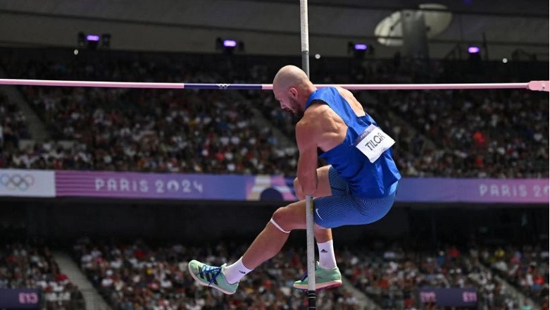 Chuyện hài tại Olympic Paris 2024: VĐV nhảy sào nhưng bị mắc kẹt trên sào - Ảnh 1