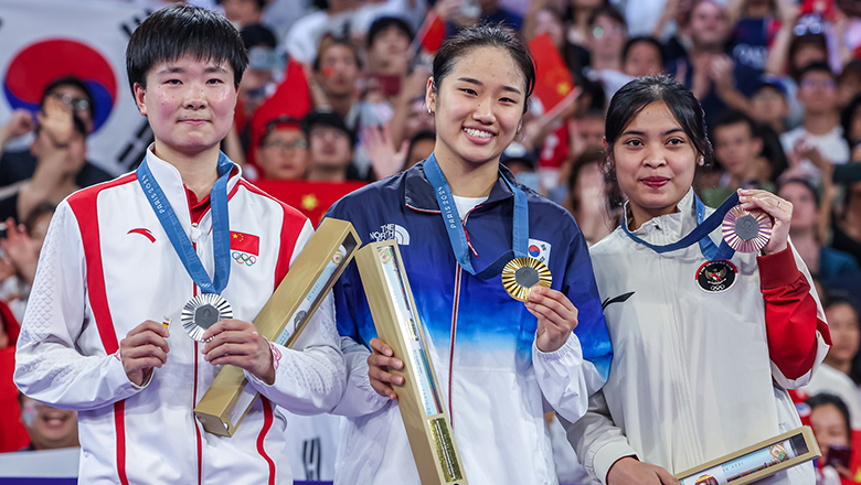 He Bing Jiao tri ân Carolina Marin trên bục nhận huy chương Olympic Paris 2024 - Ảnh 1