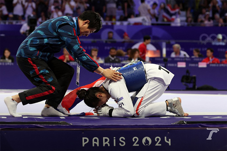 Nhà vô địch Taekwondo Olympic Paris quỳ lạy HLV sau khi giành HCV - Ảnh 2