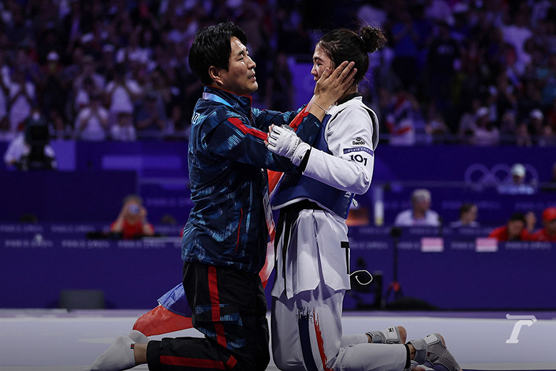 Nhà vô địch Taekwondo Olympic Paris quỳ lạy HLV sau khi giành HCV - Ảnh 3