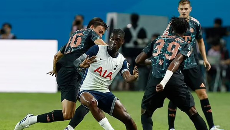 Tiền vệ Tottenham bị kỷ luật vì hít bóng cười - Ảnh 1