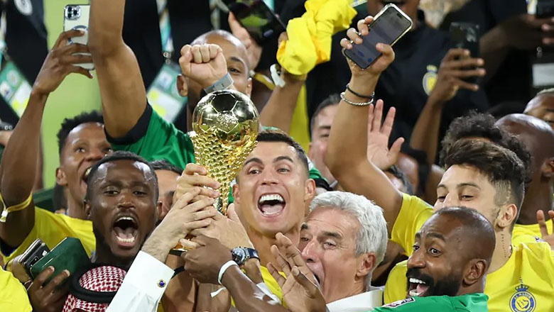 Ronaldo bị soi bày chiếc cúp World Cup 'hàng fake' trong nhà - Ảnh 2