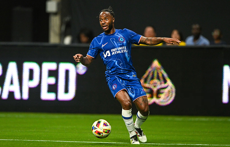 Sterling bị tước số áo một cách công khai, chắc chắn hết cửa ở lại Chelsea - Ảnh 1